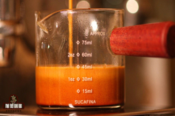 Espresso正确喝法｜意式浓缩咖啡由什么组成？萃取意式咖啡的标准粉水比是多少？